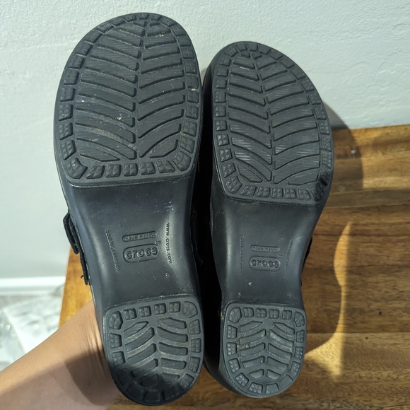 Crocs Women’s Sarah Clogs Black - Picture 6 of 6